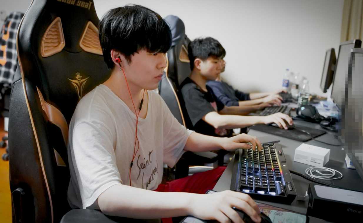 chovy(Chovy数据压制Faker？LCK中单6边形图引发热议，许秀短板明显)