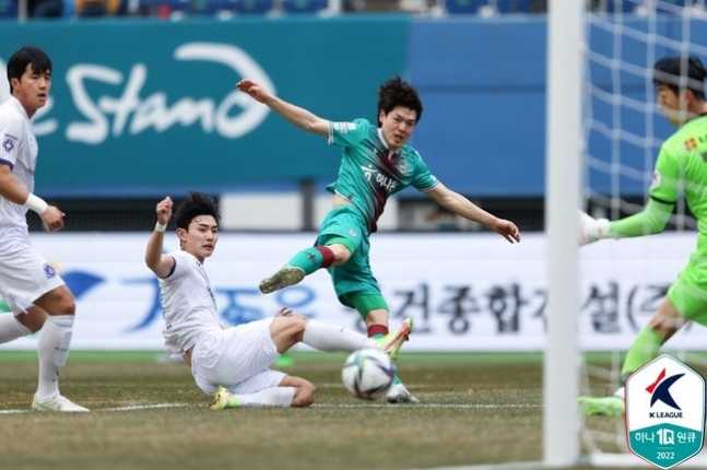 韩国职业足球联赛(「韩国足球周报」（2022.3.7~13）——裁判抢戏左右K联赛战局)
