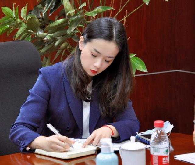 杨鸣老婆(杨鸣妻子频繁晒照宣布主权？穿着干练气质出众，丈夫人气高受困扰)