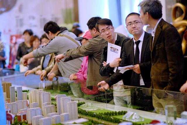 广州恒大老板(许家印卸任恒大地产董事长，背后究竟有何用意？)