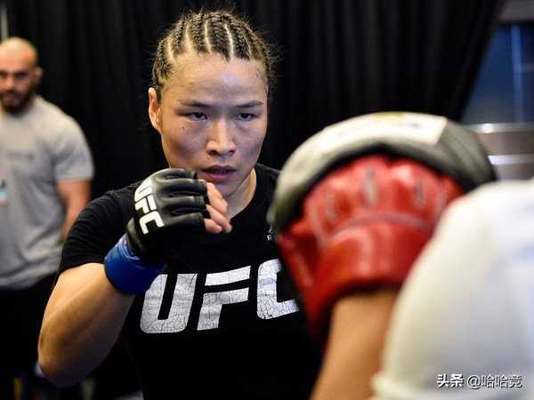 ufc中国选手(中国UFC第一人卫冕失利，张伟丽被罗斯击倒，痛失草量级金腰带)